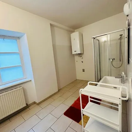 Mit Einem Schlafzimmer Mit Trennwand Διαμέρισμα *